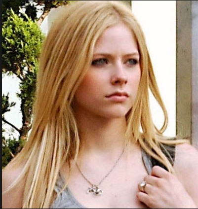 Avril with out make up