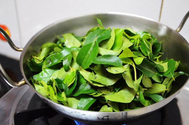 Curry Leaves For Thicker Eyebrows