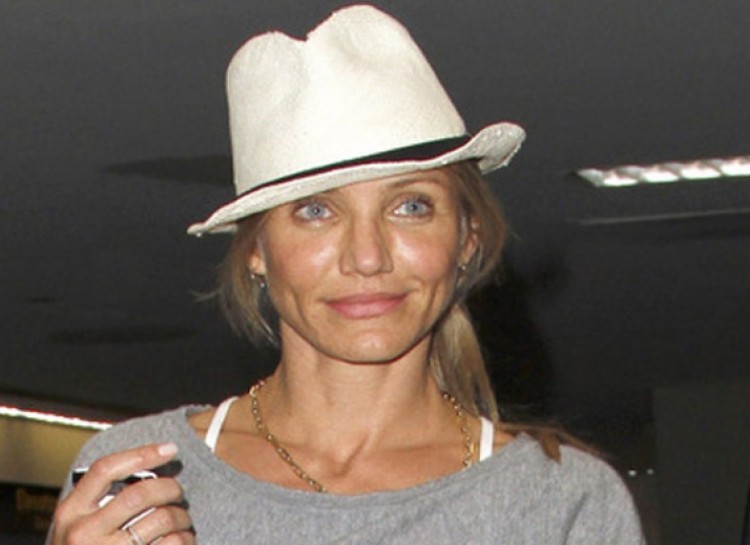 hoe cameron diaz with out makeup in hat