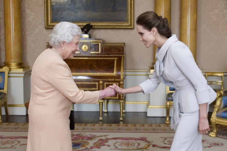 Angelina jolie with out makeup with queen elizabeth