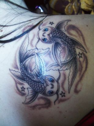 tattoo pisces design on shoulder