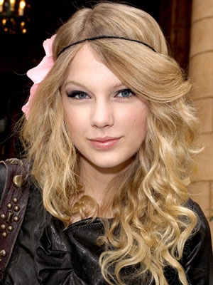 beautiful taylor swift with new hairstyle